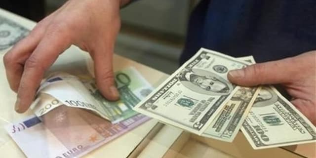 Căderea cursului rublei în Rusia alimentează cererea de valută în Moldova - opinia dealerilor