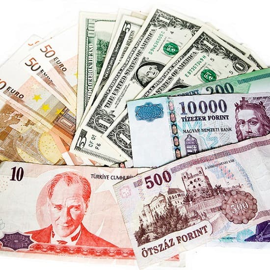 В обменно-валютных кассах снизился объем сделок