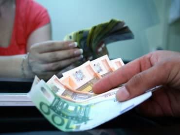 Moldovenii trimit acasă mai puţini bani