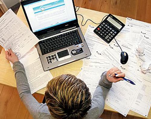 La întreprindere s-a depistat că o factura fiscală, in anul 2013, nu s-a luat la evidența contabilă (acordarea servicii). Cum se poate de corectat greşeala în cauză şi care sunt formulele contabile?