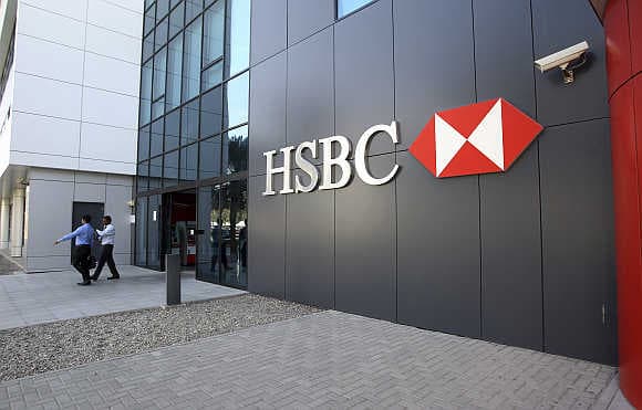 HSBC замораживает набор персонала и увеличение зарплат