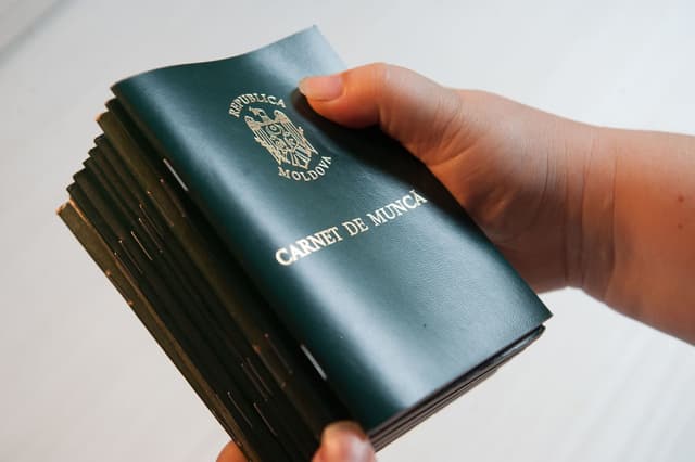 Unii contribuabilii nu au ridicat carnetele de muncă după scanare