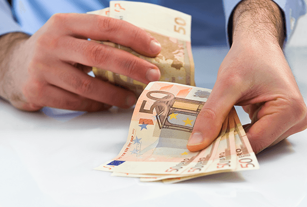 Moldovenii care muncesc în străinătate trimit tot mai mulţi bani acasă