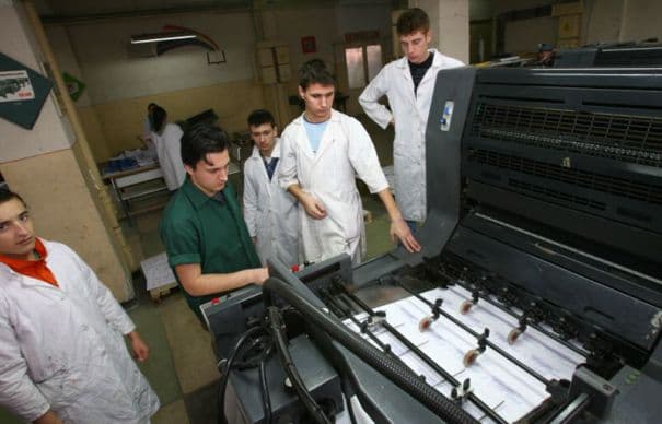Reţeta germană pentru dezvoltarea economică şi scăderea şomajului: angajatorii stabilesc programa din şcoli, iar instruirea elevilor se face şi în fabrici