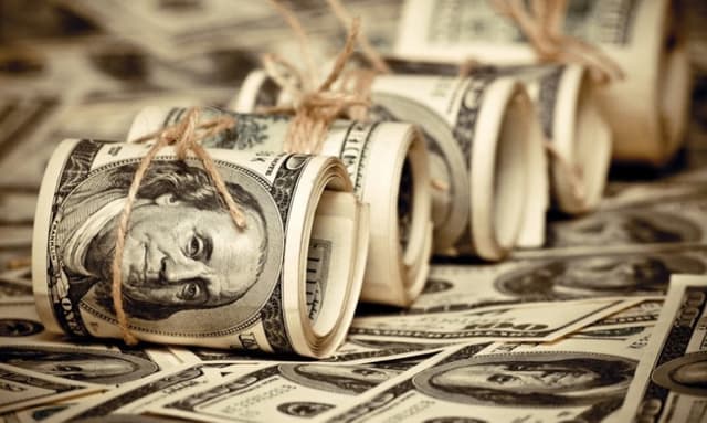 Объем покупки на рынке наличных валют существенно превышает объем продаж