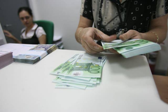 Remitențele în Moldova efectuate prin bănci, în scădere