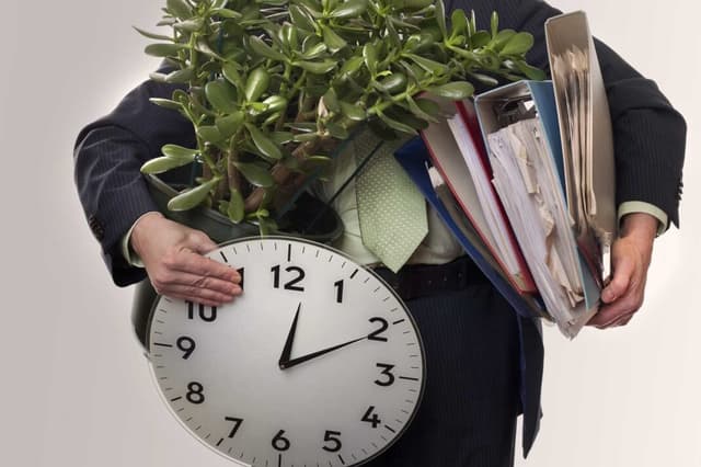 (ro/ru) Увольнение по причине наличия у работника статуса пенсионера по возрасту