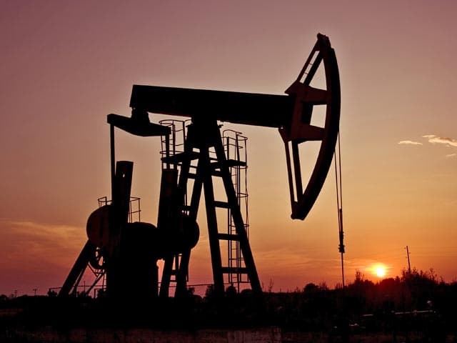 Prețul petrolului se prăbușește vertiginos