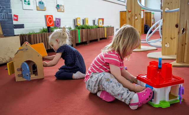 О праве на пособие по материнству и по уходу за детьми лиц, усыновивших в роддоме детей-близнецов