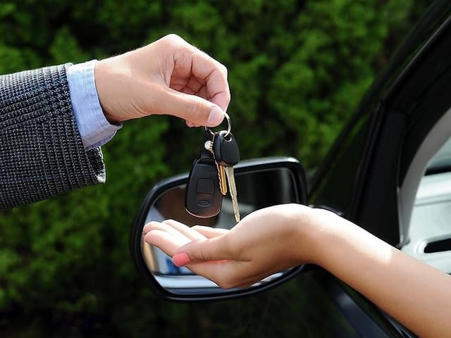 Vânzarea autoturismului vs vânzarea camionului. Aspecte contabile și fiscale