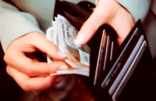 Valoarea transferurilor de peste hotare s-a redus în primul trimestru cu peste 24 la sută