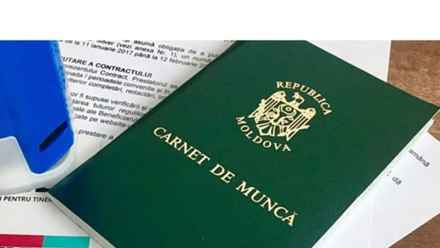 Начисление взносов ОГСС и ОМС при задержке выдачи трудовой книжки уволенного работника