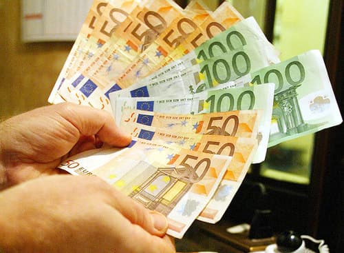 BCE a retras din circulație 454.000 bancnote euro false în semestrul I (2015)