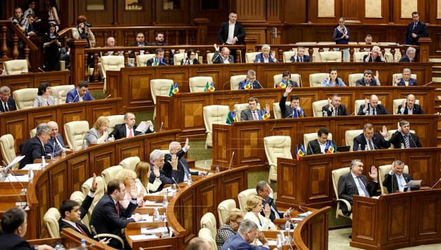 Politica bugetar-fiscală şi vamală pentru anul 2017 a fost votată în lectura finală