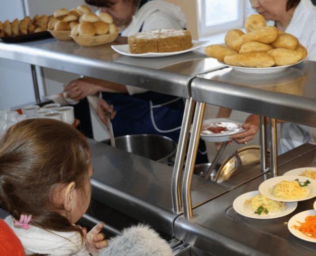 Нуждающиеся люди могут получить горячий обед в социальных столовых