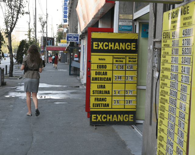 Opt unități de schimb valutar, sancționate de Banca Națională