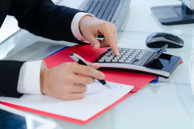 Impozitul pe venit al rezidentului RM ce activează în cadrul companiei străine în RM și peste hotare