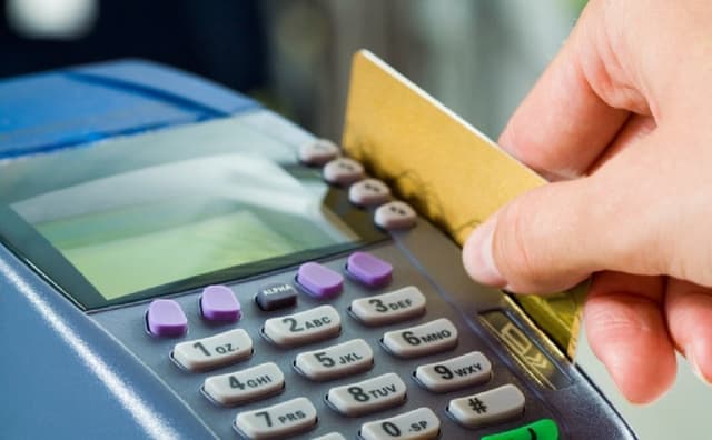 Operațiunile cu carduri emise în Moldova, în creștere