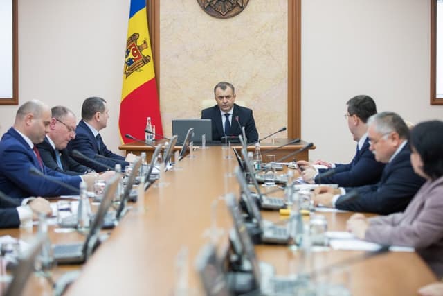 Правительство утвердило кредитные соглашения с Россией и МВФ