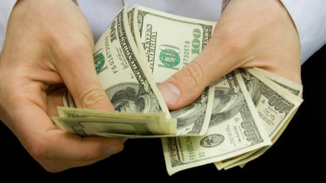 În Moldova cererea la valută depășește de două ori oferta