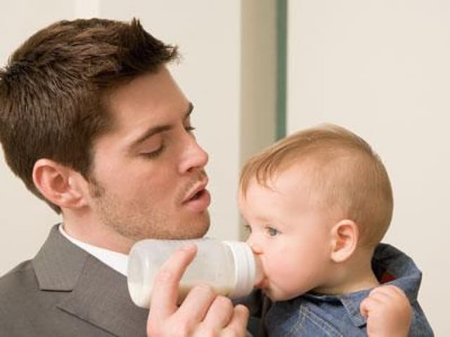 О возможности получения женой пособия по материнству, рассчитанного исходя из застрахованных доходов мужа