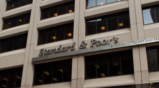 S&P изменило прогноз суверенных рейтингов РФ с "негативного" на "стабильный"