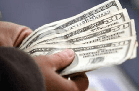 Объем денежных переводов в Молдову сократился почти на треть