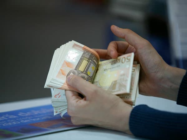 Oferta de valută străină de două ori mai mică decât cererea, în ianuarie 2015