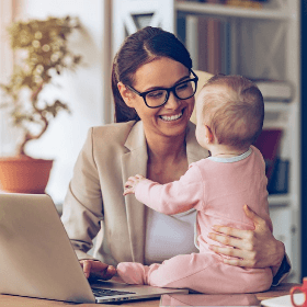 Dreptul la indemnizația de maternitate va fi menținut chiar dacă femeia va continua activitatea de muncă