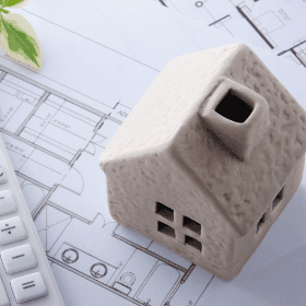 Poate beneficia de scutire de la plata impozitului pe bunurile imobiliare persoana cu statut de pensionar?