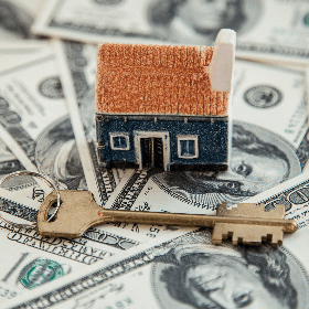 Недвижимость продана но договор не зарегистрирован в кадастре.  Кому оплачивать поимущественный налог? 