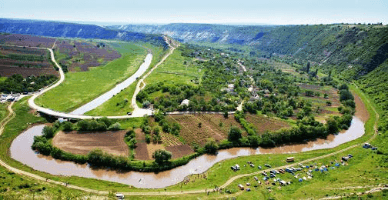 Încasările agențiilor de turism și turoperatorilor, în creștere cu circa 40%