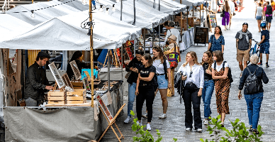 Ce taxe urmează să achite persoana fizică care desfăşoară activitate independentă și comercializează în afara pieței?