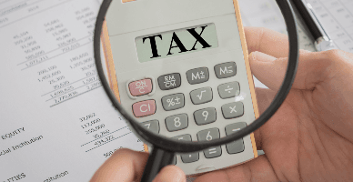 Care este regimul aplicării taxei pentru poluarea mediului în funcție de statutul subiectului (producător/importator)?