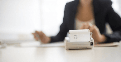 După scanarea codului produsului (codul de bare) s-a introdus greşit o cantitate mai mare a produsului şi s-a emis un bon de casă eronat. Cum procedăm?