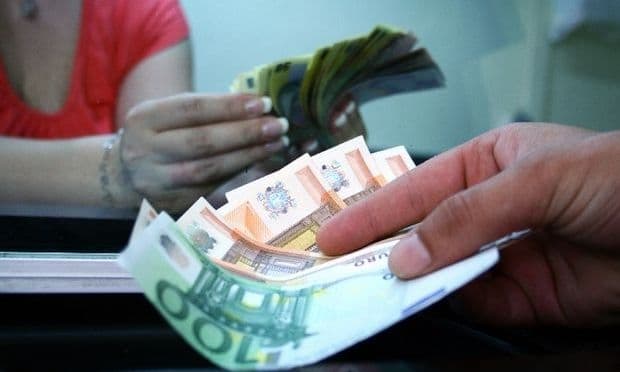 Moldovenii care muncesc în străinătate au trimis acasă în nouă luni mai mulți bani decît în 2013