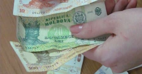 Национальный банк укрепил курс лея перед выборами, но не придал уверенности населению в его «крепости»